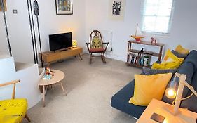 Sixpence Cottage, A Few Steps From The Harbour!